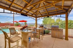 2 Mi to Lake Havasu! Mtn-View Poolside Paradise
