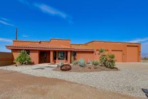 2 Mi to Lake Havasu! Mtn-View Poolside Paradise
