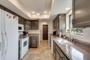 2 Mi to Lake Havasu! Mtn-View Poolside Paradise