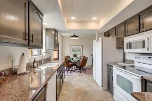 2 Mi to Lake Havasu! Mtn-View Poolside Paradise