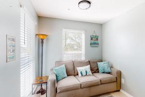 Sunny coastal condo with pool balcony & sound view - walk to the beach