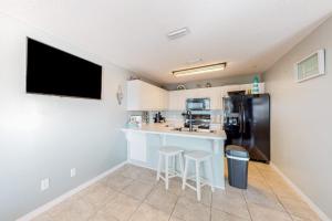Sunny coastal condo with pool balcony & sound view - walk to the beach