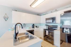 Sunny coastal condo with pool balcony & sound view - walk to the beach