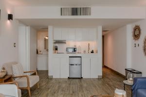 Designer 1 BDR private beach by Casa Paraiso