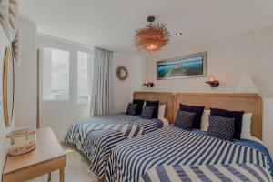 Designer 1 BDR private beach by Casa Paraiso