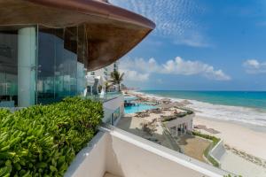 Designer 1 BDR private beach by Casa Paraiso
