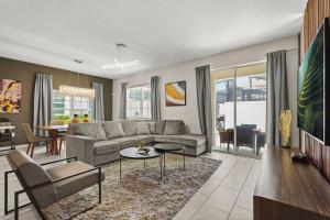 5 Bd 4 Ba Storey Lake 4823 Ds
