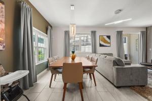 5 Bd 4 Ba Storey Lake 4823 Ds
