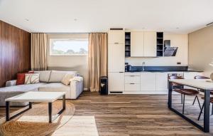 Beautiful Home In Voorthuizen With Wifi