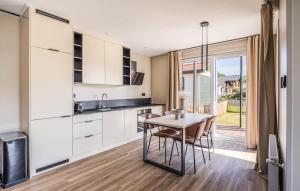 Beautiful Home In Voorthuizen With Wifi