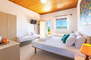 Radhima Extra - 2 Bedroom 8 People - Kitchen, Parking & Veranda