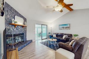 Gorgeous coastal home with outdoor dining-living space & close to beach