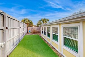 Gorgeous coastal home with outdoor dining-living space & close to beach