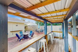 Gorgeous coastal home with outdoor dining-living space & close to beach