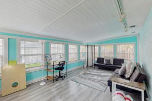 Gorgeous coastal home with outdoor dining-living space & close to beach