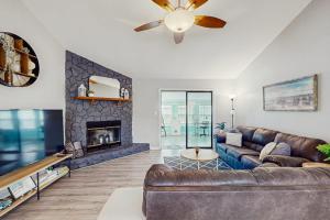 Gorgeous coastal home with outdoor dining-living space & close to beach