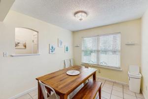 Gorgeous coastal home with outdoor dining-living space & close to beach