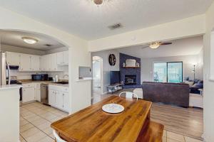 Gorgeous coastal home with outdoor dining-living space & close to beach