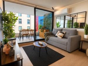 Luxury Las Condes Parking, AC, Pool, Metro & Shopping