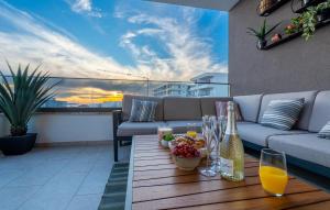 Nice Apartment In Makarska With Lake View