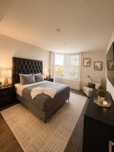 Marina Luxe 2BR Retreat with Parking