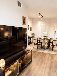 Marina Luxe 2BR Retreat with Parking