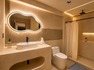 Luxury malecon waterfront with King Bed & AC
