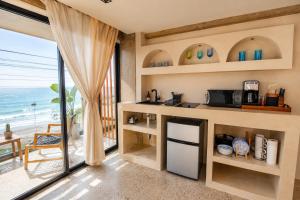 Luxury malecon waterfront with King Bed & AC