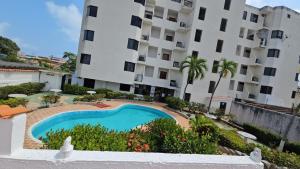 Apartamento vista al mar, frente a la playa con gran balcón