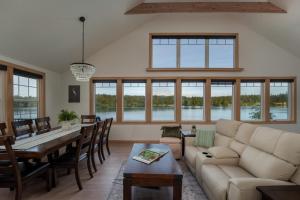 1M-Dollar Lakefront View, Private Dock, Kayaks, Hot Tub, Game Room, BBQ, Family