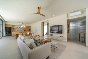 NAVA - Contemporary 3BR Villa, 10 Min Beach