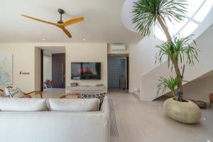 NAVA - Contemporary 3BR Villa, 10 Min Beach