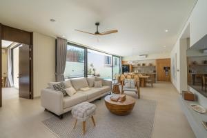 NAVA - Contemporary 3BR Villa, 10 Min Beach