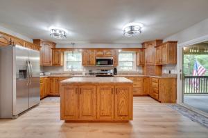 Fire Pit & Lake Access! Crossville Group Escape