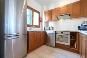 2 bedroom Villa Kornos with private pool and golf views, Aphrodite Hills Resort