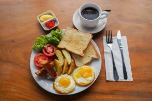 Bima Ubud-Designer Villa Room King Bed & Work Desk