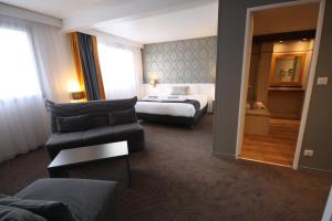 Hotels Hotel Kyriad Tours St Pierre des Corps Gare : Chambre Quintuple avec 2 Lits Doubles et 1 Lit Simple