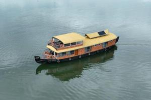 Aqua Castle Houseboat - by Aqua Jumbo Houseboats