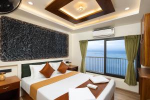 Aqua Castle Houseboat - by Aqua Jumbo Houseboats