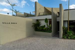 Villa Naka - Compact 3BR Designer Villa with Rooftop Pool