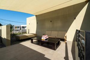Villa Naka - Compact 3BR Designer Villa with Rooftop Pool