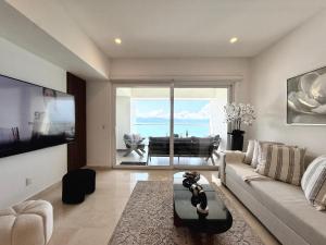 Moikkarentals Beachfront 1BR Harbor171-N1702 PV
