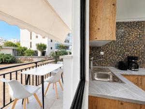Riviera Escape - Stylish 1BR Near the Sea by ΜΡS