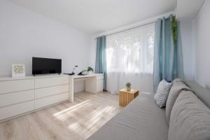 Cozy Apartment with Desk near Potulicki Park by Noclegi Renters