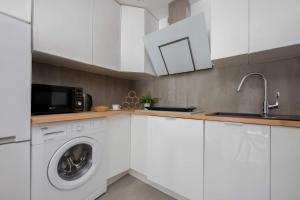 Cozy Apartment with Desk near Potulicki Park by Noclegi Renters