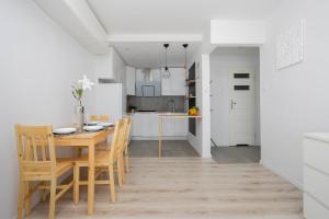 Cozy Apartment with Desk near Potulicki Park by Noclegi Renters