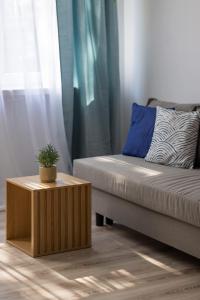 Cozy Apartment with Desk near Potulicki Park by Noclegi Renters
