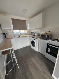 124, Three bed two storey chalet on Bermuda holiday park, Hemsby - Sleeps 7, bed linen and towels included with onsite entertainment and further entertainment close by - includes balcony