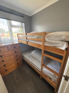 124, Three bed two storey chalet on Bermuda holiday park, Hemsby - Sleeps 7, bed linen and towels included with onsite entertainment and further entertainment close by - includes balcony
