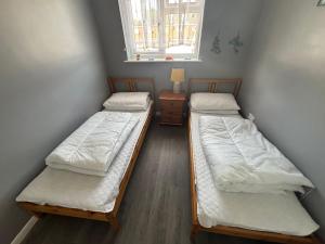 124, Three bed two storey chalet on Bermuda holiday park, Hemsby - Sleeps 7, bed linen and towels included with onsite entertainment and further entertainment close by - includes balcony